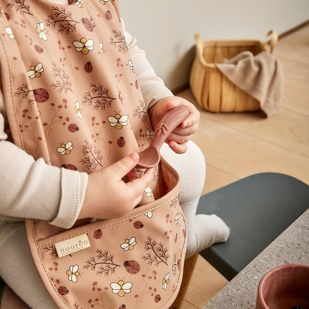 nuuroo - Vandafvisende hagesmæk - Genanvendt polyester - Sand Flower bee