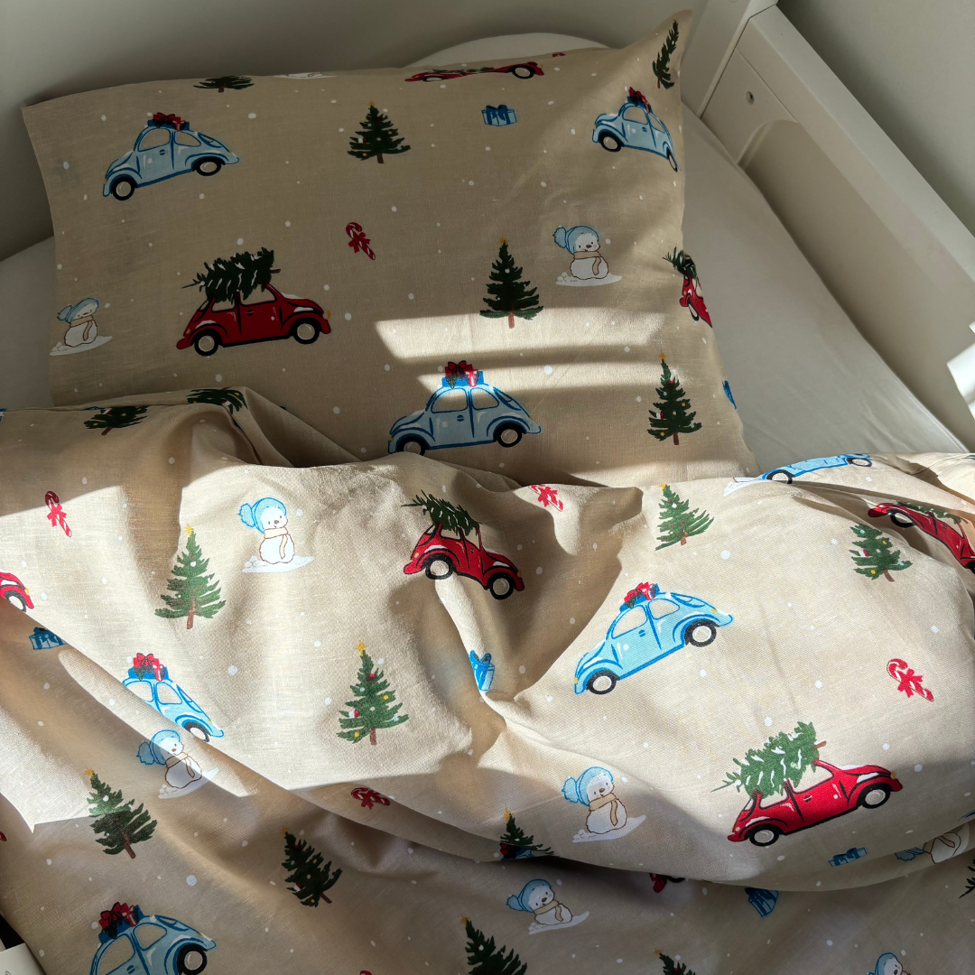 By Mats - Baby sengetøj - 100% Blødt bomuld - 70x100 cm - Christmas Drive
