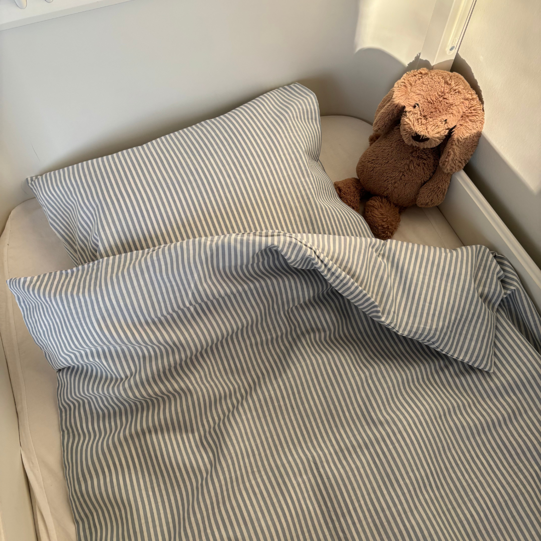 By Mats - Junior sengetøj - 100% Blødt bomuld - 100x140 cm - Blue Pin Stripe