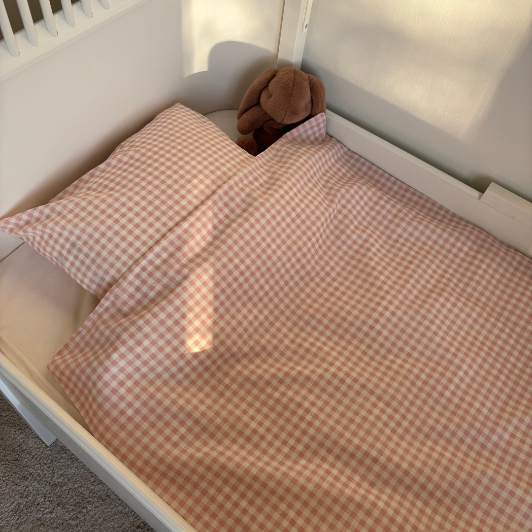 By Mats - Baby sengetøj - 100% Blødt bomuld - 70x100 cm - Blush Check