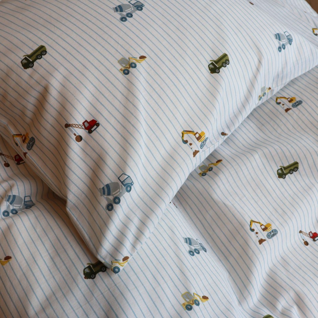 By Mats - Baby sengetøj - 100% Blødt bomuld - 70x100 cm - Excavators