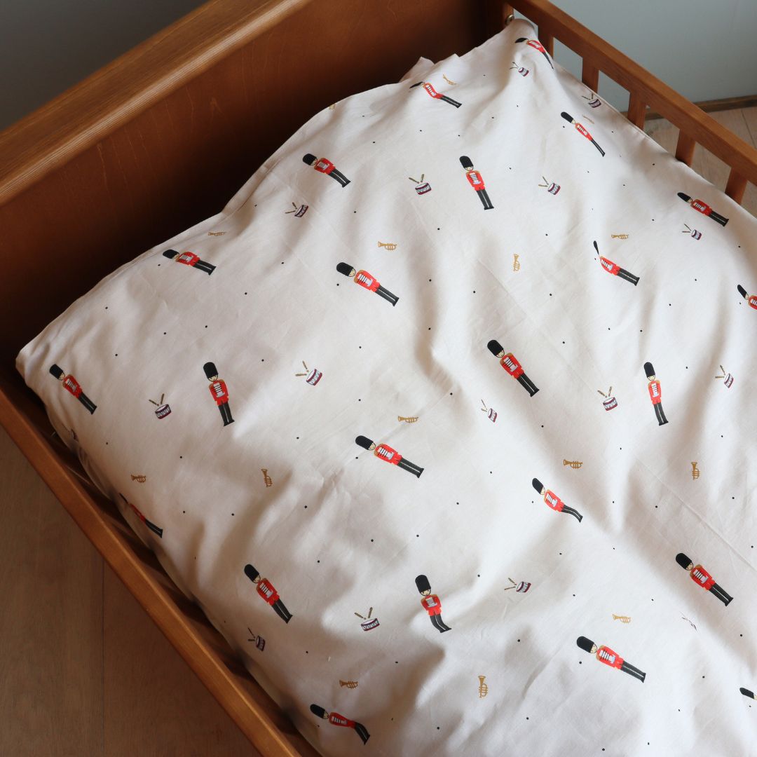 By Mats - Baby sengetøj - 100% Blødt bomuld - 70x100 cm - Toy Soldier