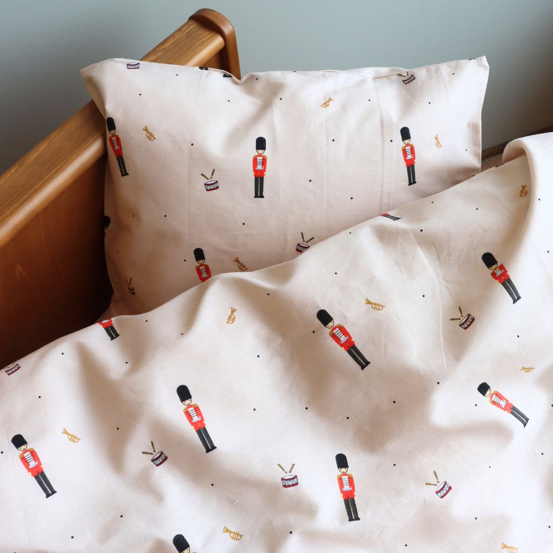 By Mats - Baby sengetøj - 100% Blødt bomuld - 70x100 cm - Toy Soldier