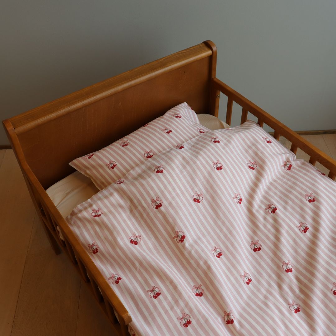 By Mats - Baby sengetøj - 100% Blødt bomuld - 70x100 cm - Cherry Bow