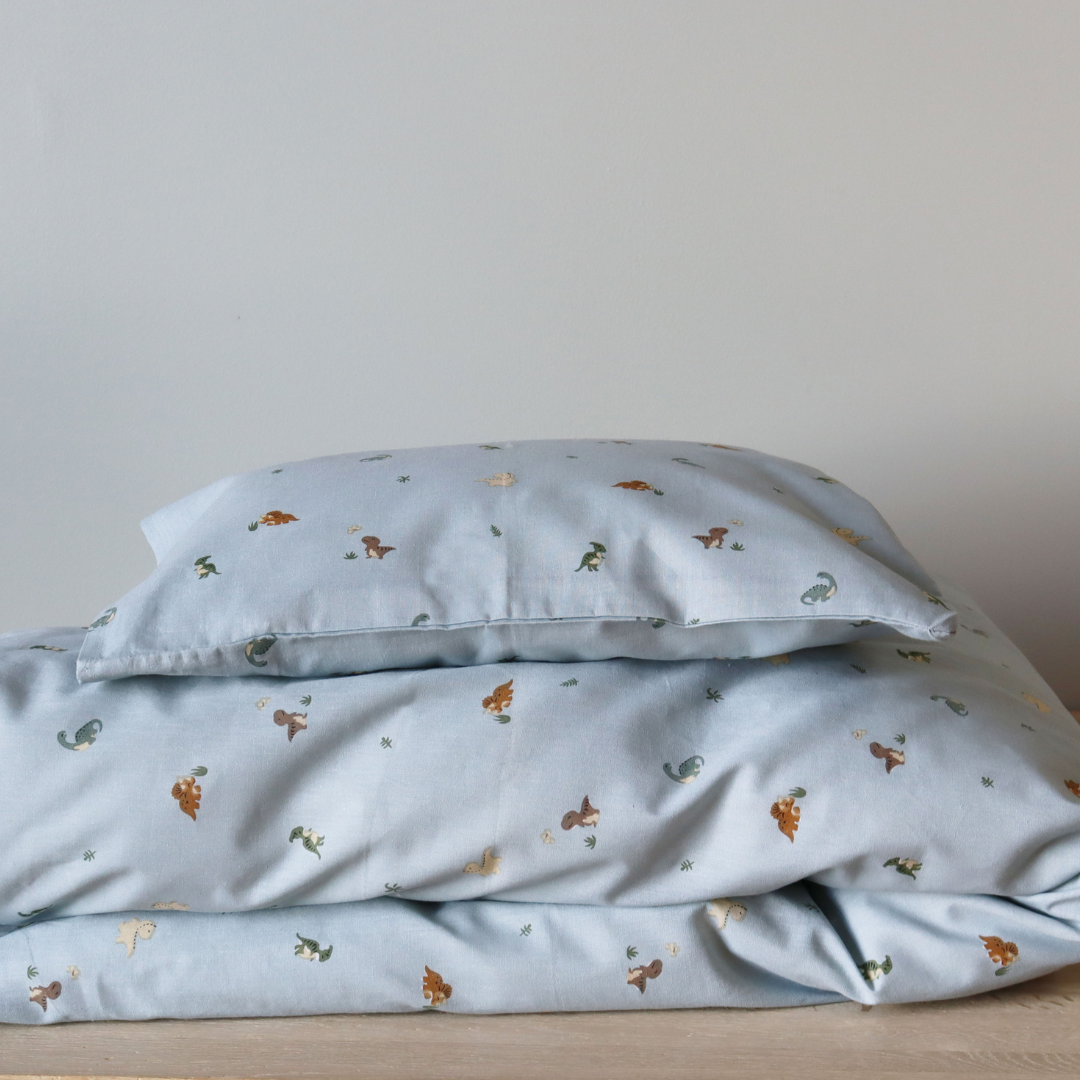 Petu Petu - Junior sengetøj - 100% Blødt bomuld - Lyseblå med dinoer