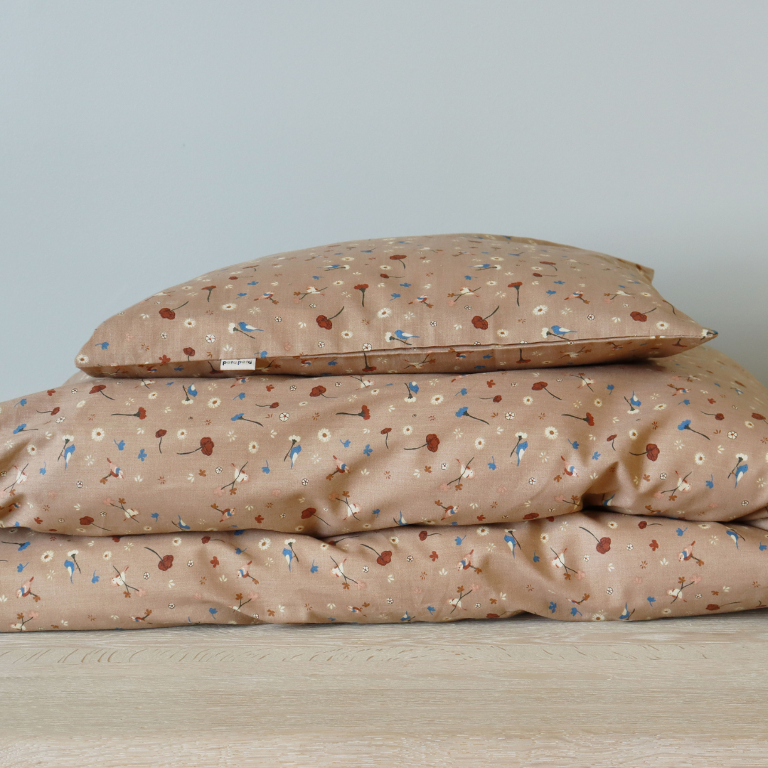 Petu Petu - Junior sengetøj - 100% Blødt bomuld - Lyserød med blomster