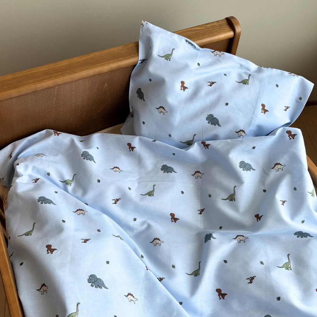 By Mats - Baby sengetøj - 100% Blødt bomuld - 70x100 cm - Mini dino