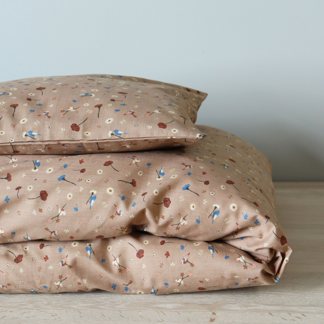 Petu Petu - Junior sengetøj - 100% Blødt bomuld - Lyserød med blomster