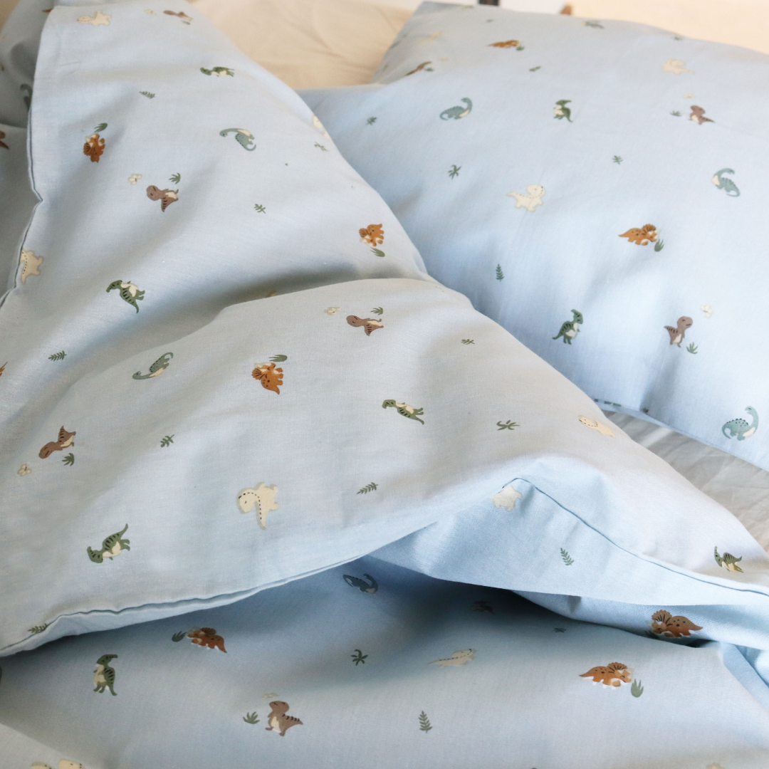 Petu Petu - Junior sengetøj - 100% Blødt bomuld - Lyseblå med dinoer
