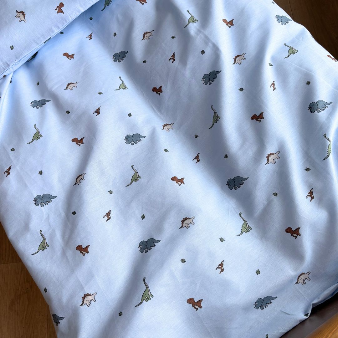By Mats - Baby sengetøj - 100% Blødt bomuld - 70x100 cm - Mini dino