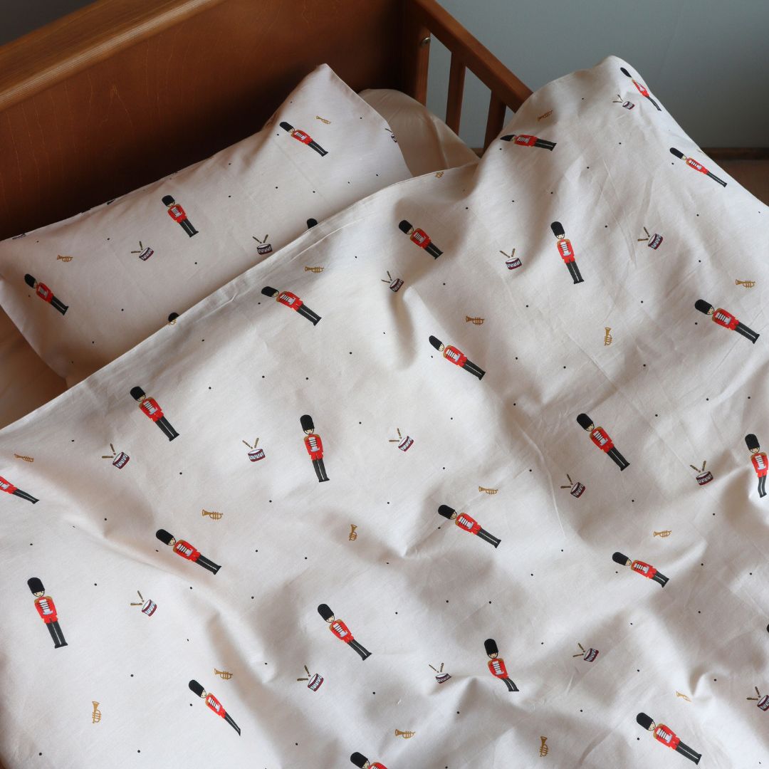 By Mats - Baby sengetøj - 100% Blødt bomuld - 70x100 cm - Toy Soldier