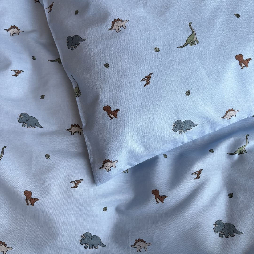 By Mats - Baby sengetøj - 100% Blødt bomuld - 70x100 cm - Mini dino