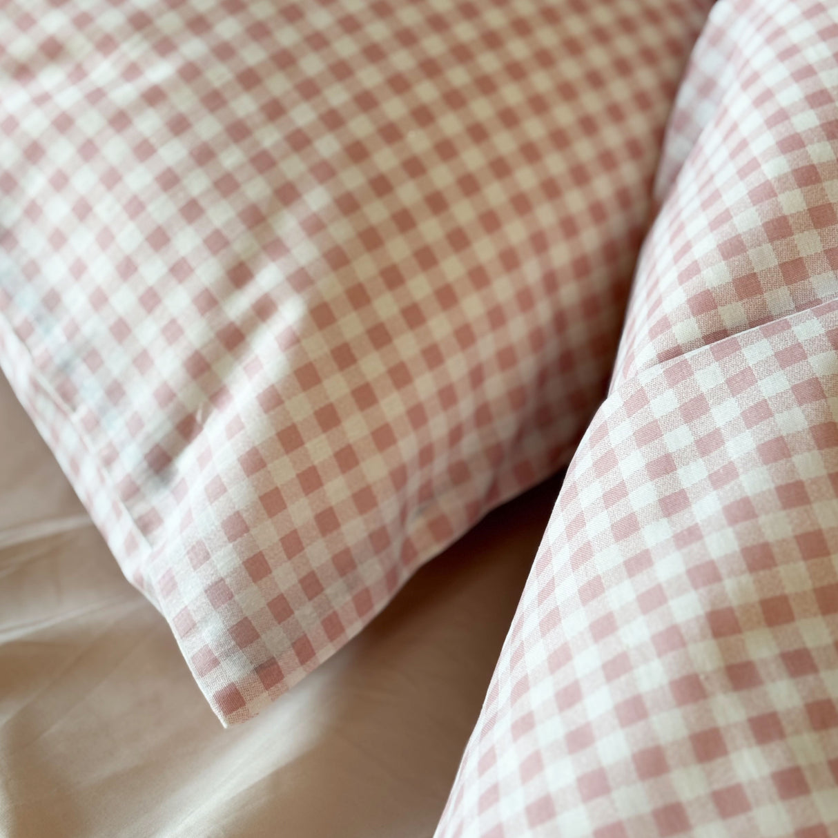 By Mats - Baby sengetøj - 100% Blødt bomuld - 70x100 cm - Blush Check