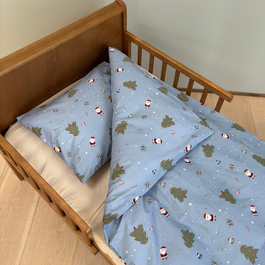 By Mats - Baby sengetøj - 100% Blødt bomuld - 70x100 cm - Dear Santa