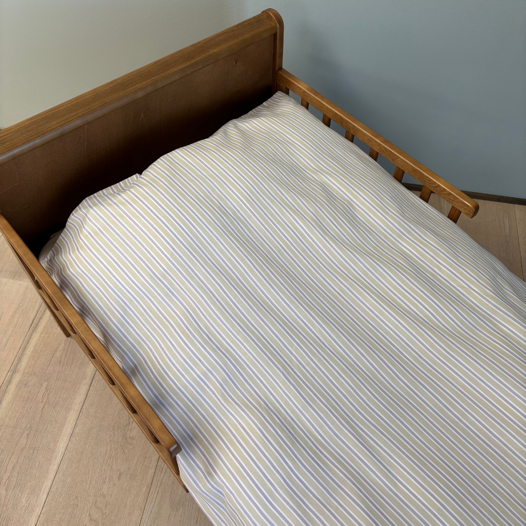 By Mats - Baby sengetøj - 100% Blødt bomuld - 70x100 cm - Lavender Stripe