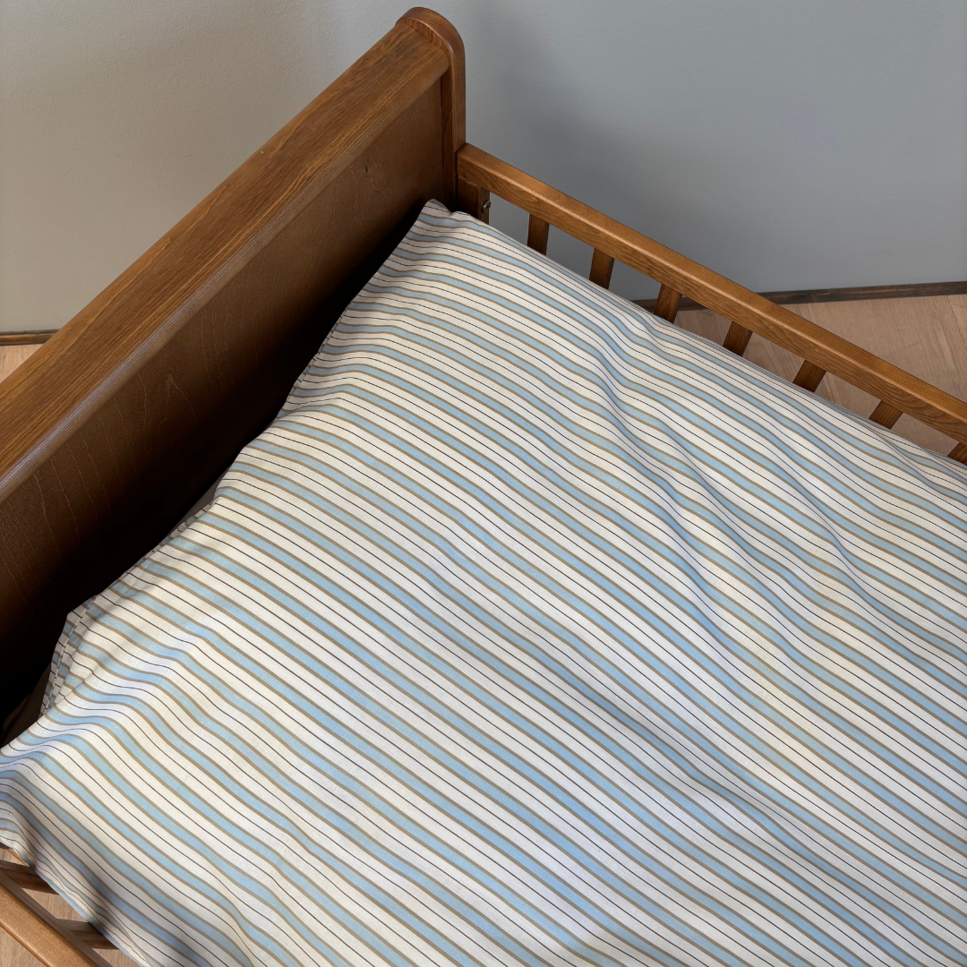 By Mats - Baby sengetøj - 100% Blødt bomuld - 70x100 cm - Sky Blue Stripe