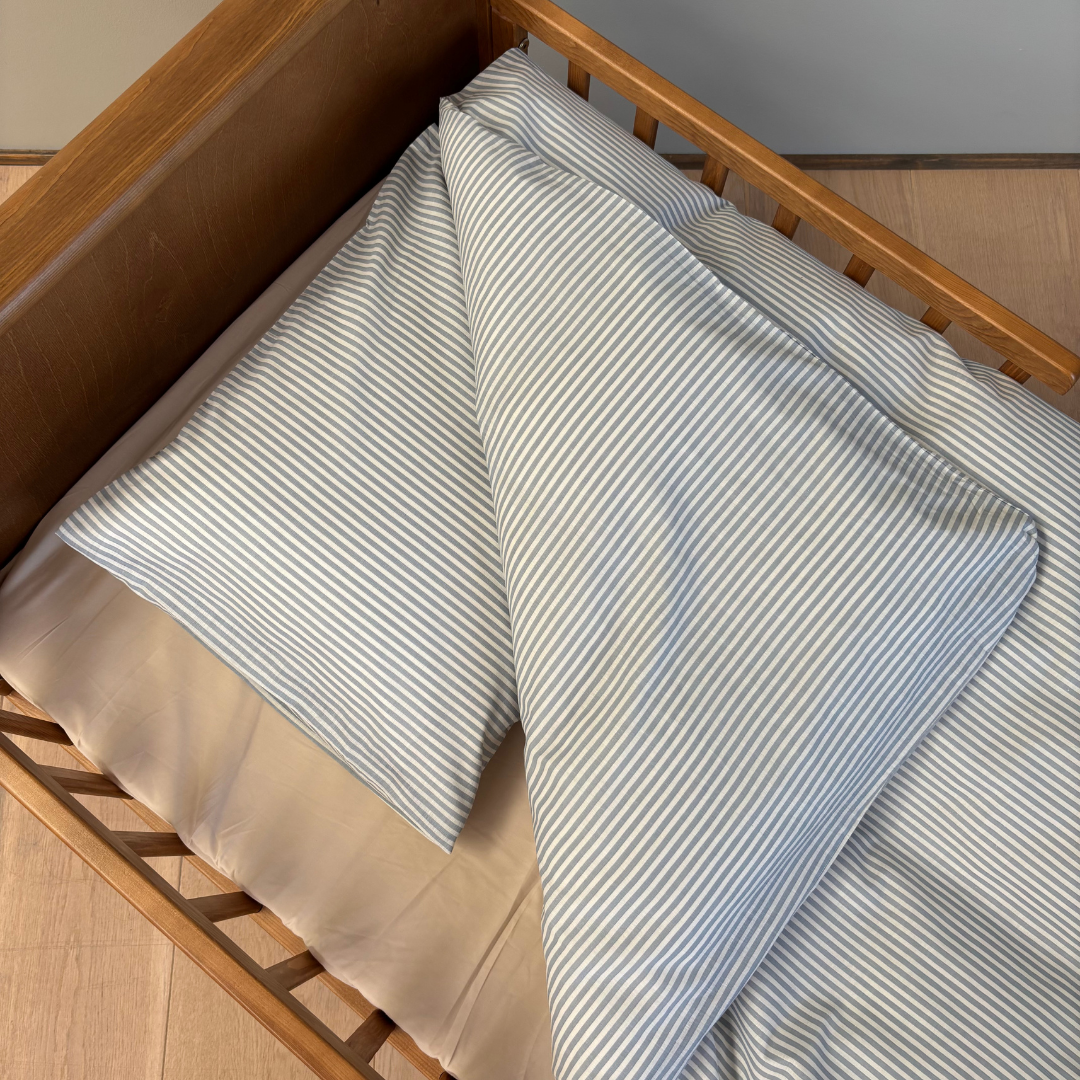 By Mats - Baby sengetøj - 100% Blødt bomuld - 70x100 cm - Blue Pin Stripe