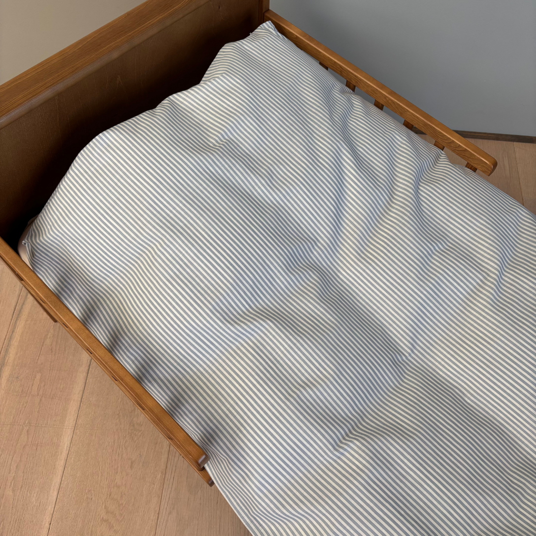 By Mats - Junior sengetøj - 100% Blødt bomuld - 100x140 cm - Blue Pin Stripe