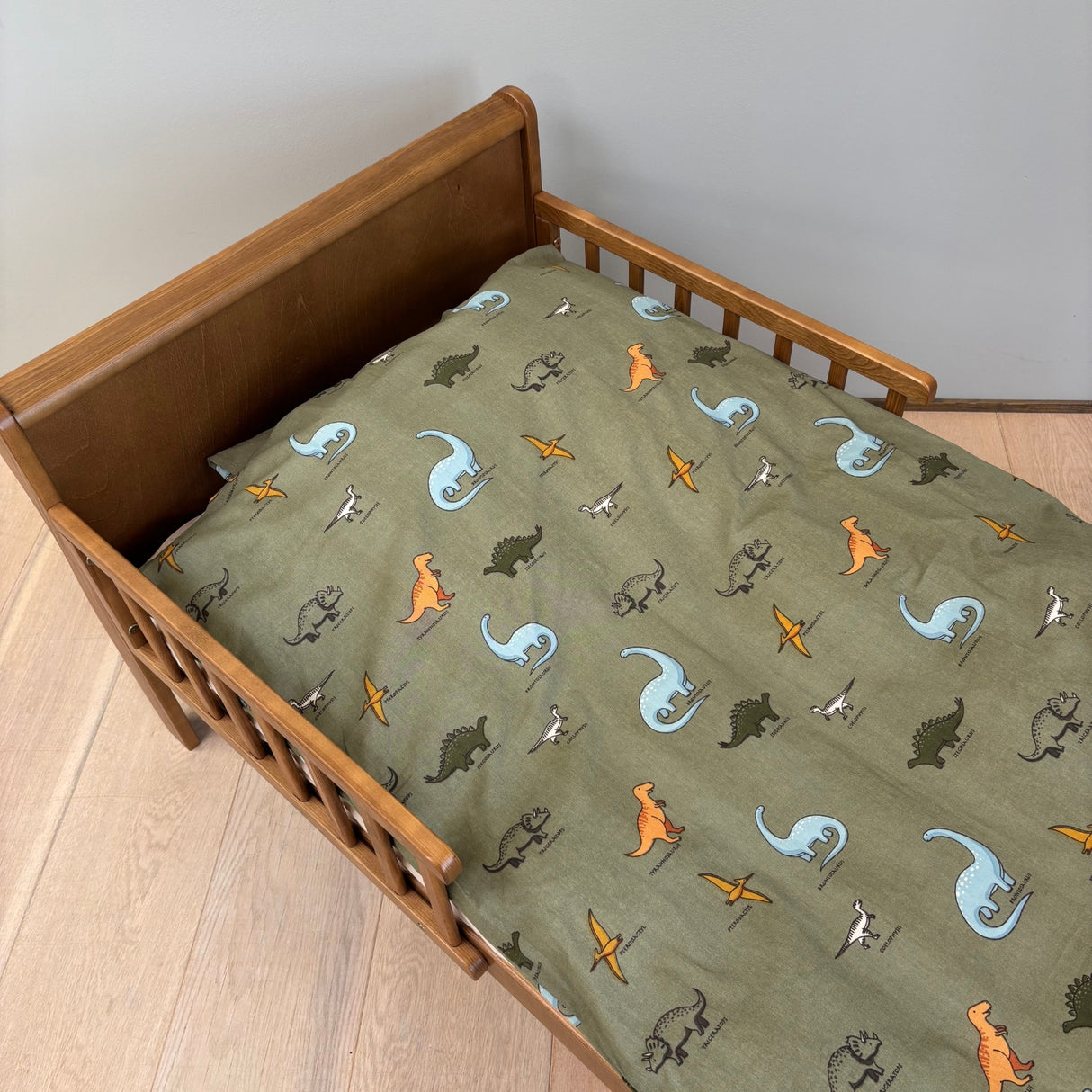 By Mats - Junior sengetøj - 100% Blødt bomuld - Dino names