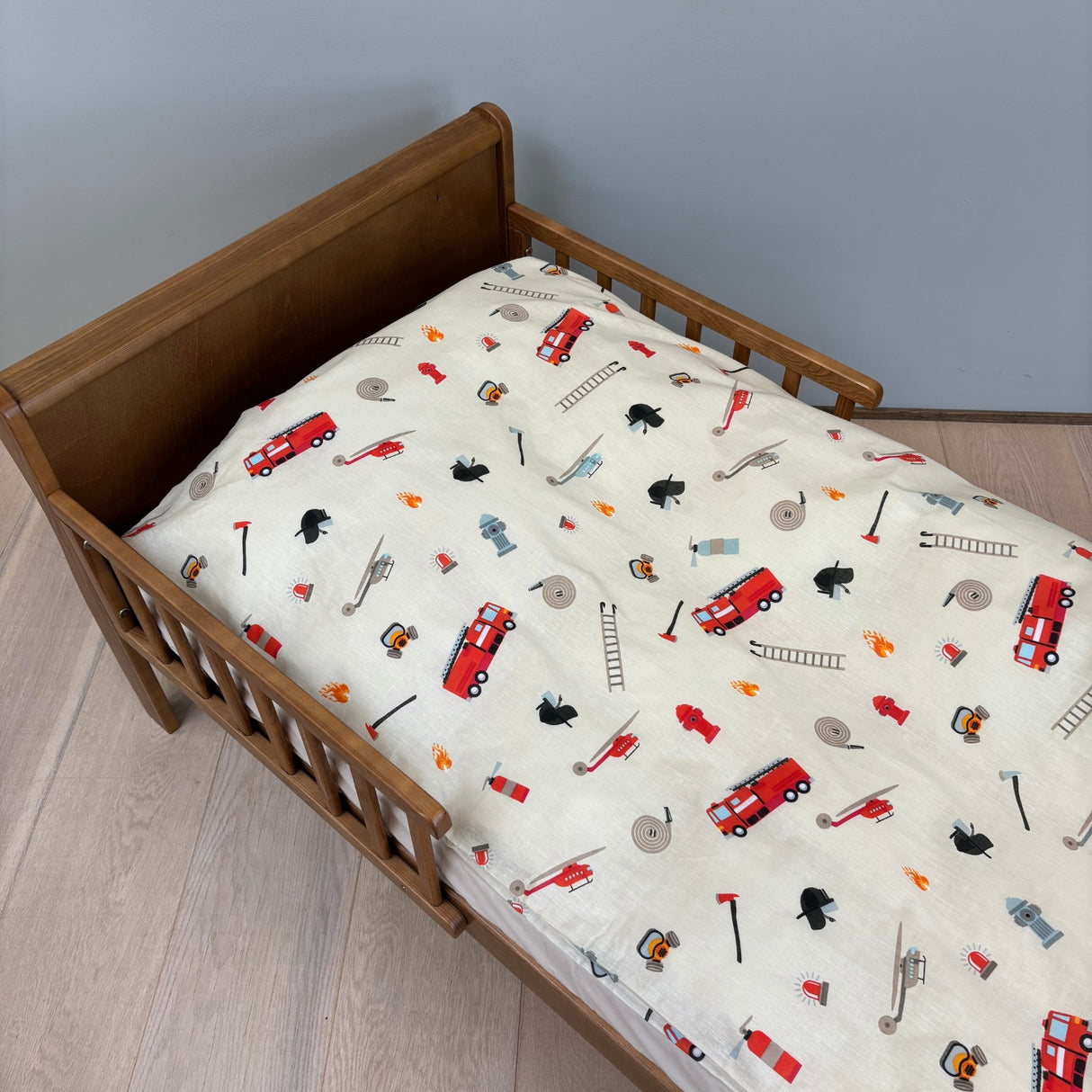 By Mats - Baby sengetøj - 100% Blødt bomuld - 70x100 cm - Fire fighters