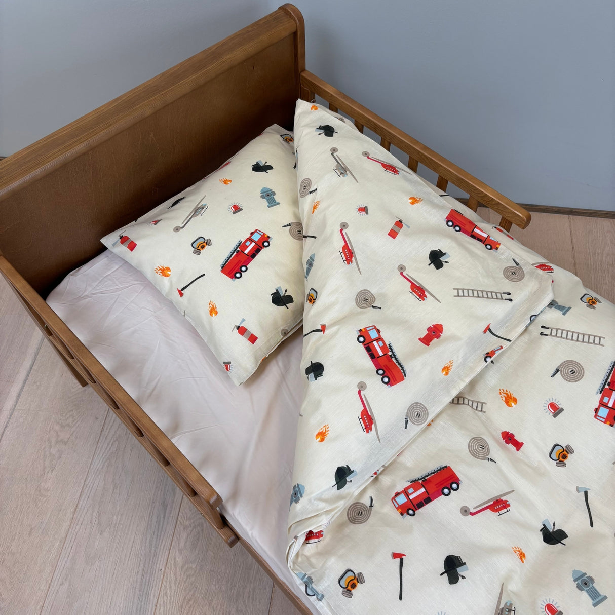 By Mats - Junior sengetøj - 100% Blødt bomuld - 100x140 cm - Fire Fighters