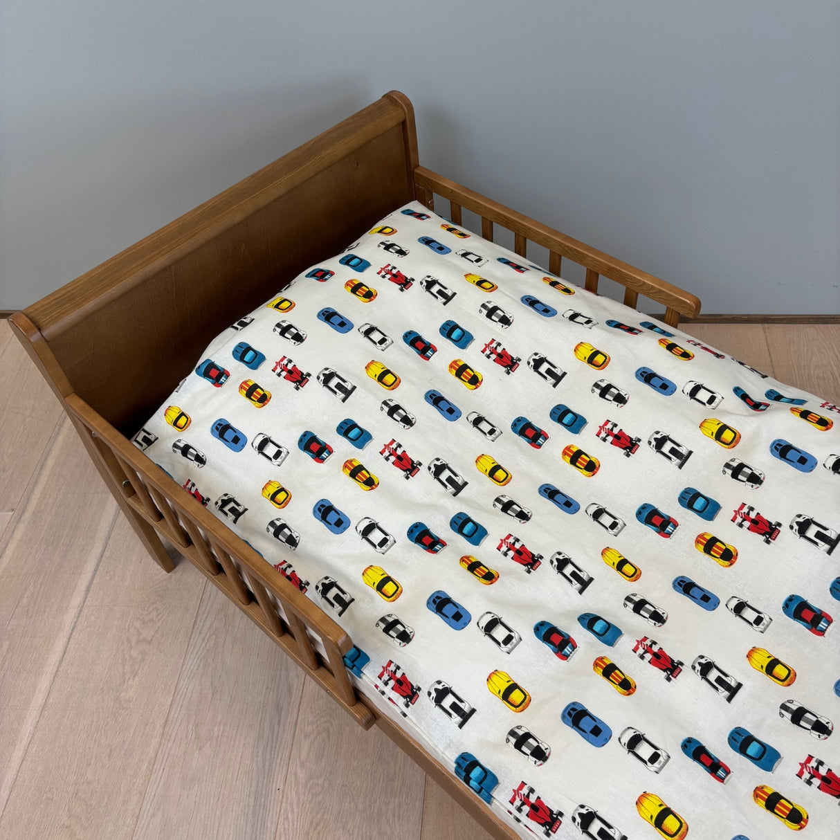 By Mats - Junior sengetøj - 100% Blødt bomuld - 100x140 cm - Racing Cars