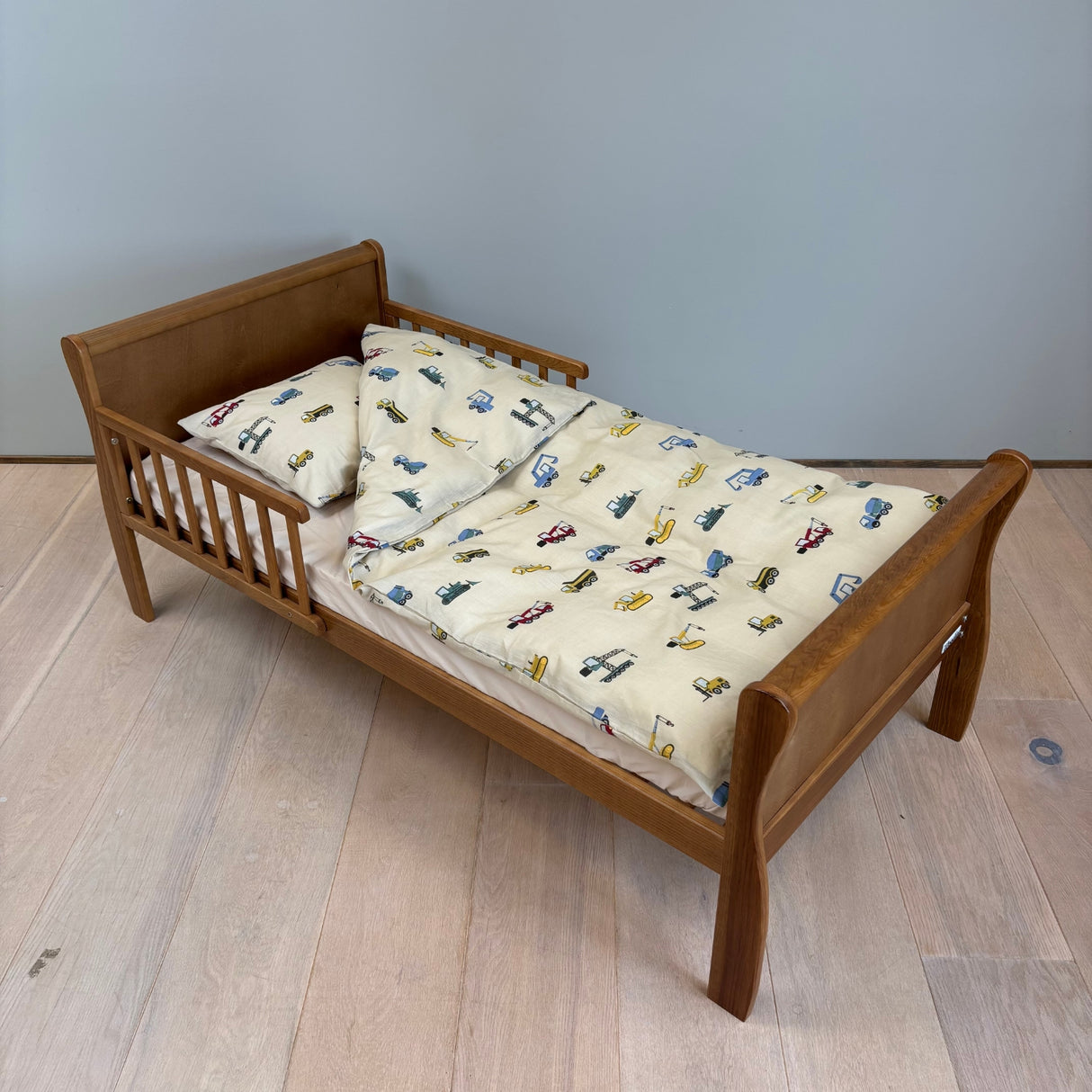 By Mats - Baby sengetøj - 100% Blødt bomuld - Working machines