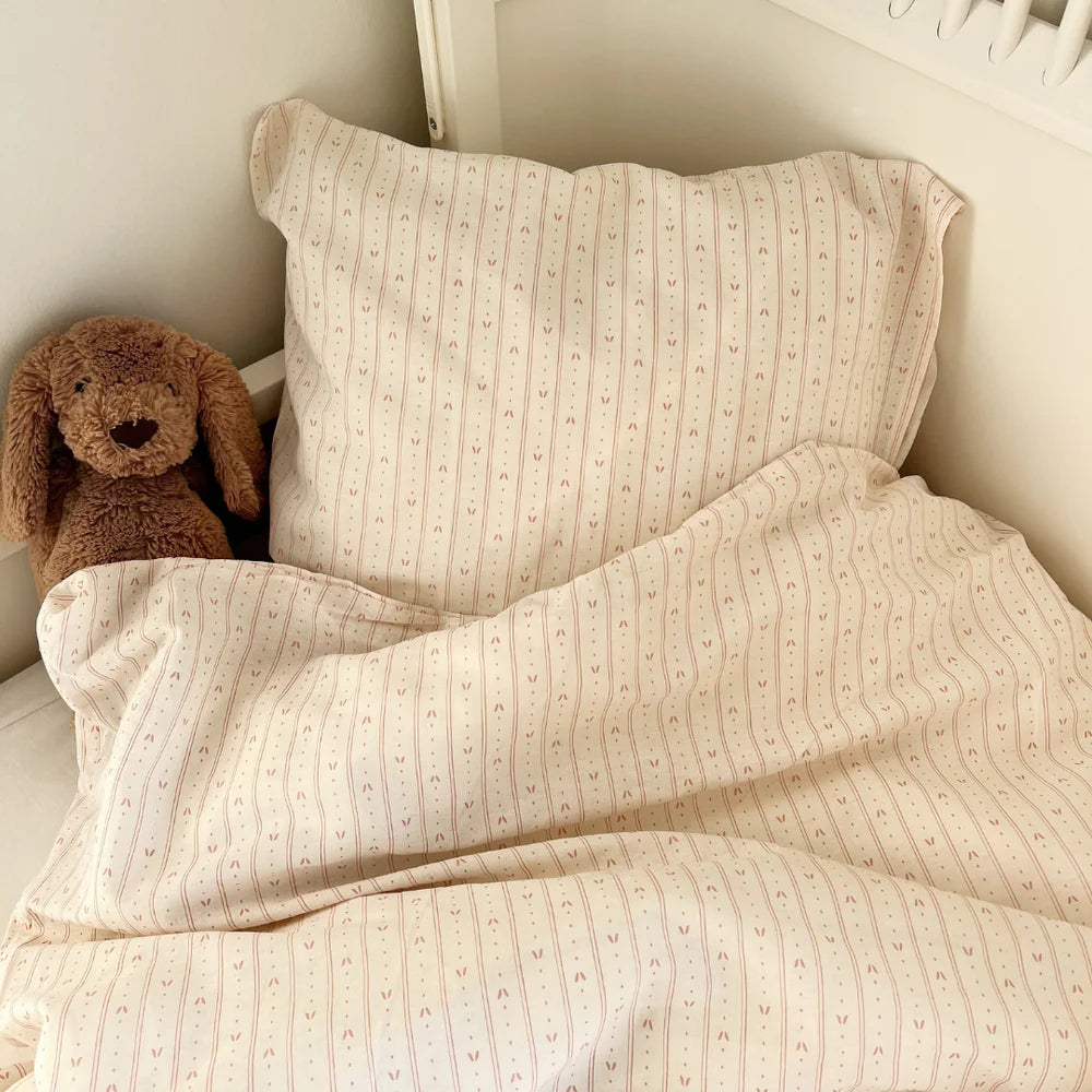 By Mats - Baby sengetøj - 100% Blødt bomuld - 70x100 cm - Leaf Stripe