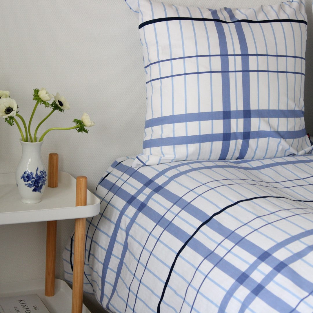 X - BySKAGEN - Baby sengetøj - 70x100 cm - Blåstribet