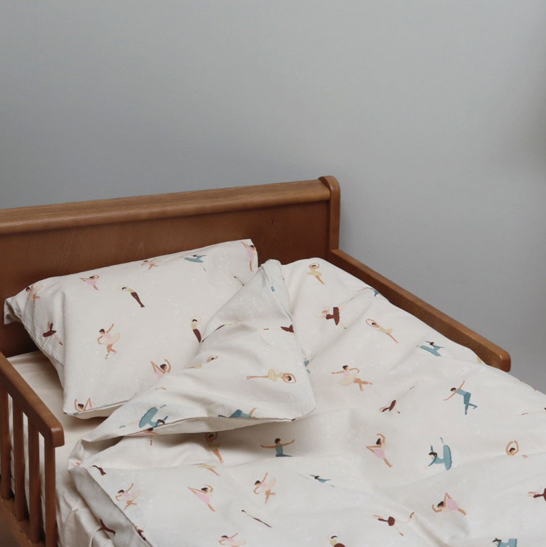 By Mats - Baby sengetøj - 100% Blødt bomuld - Råhvid med ballerina dansere