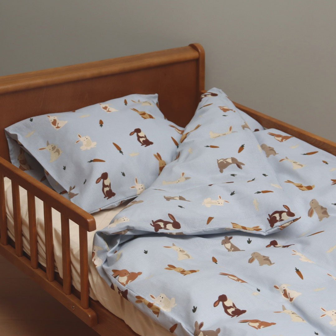 By Mats - Baby sengetøj - 100% Blødt bomuld - Dancing Rabbits