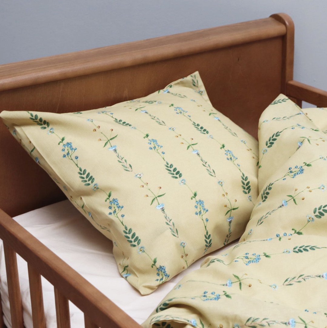 By Mats - Junior sengetøj - 100% Blødt bomuld - Gullig med blomster