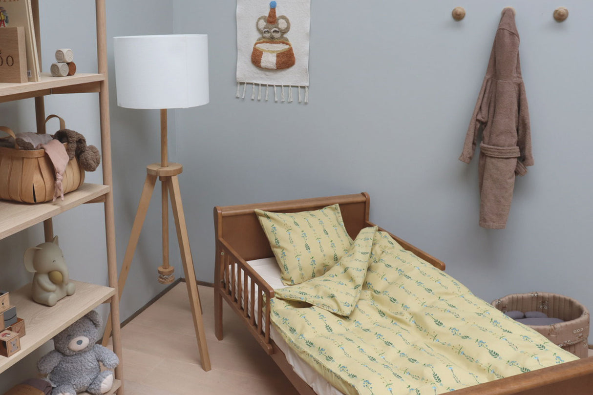 By Mats - Junior sengetøj - 100% Blødt bomuld - Gullig med blomster