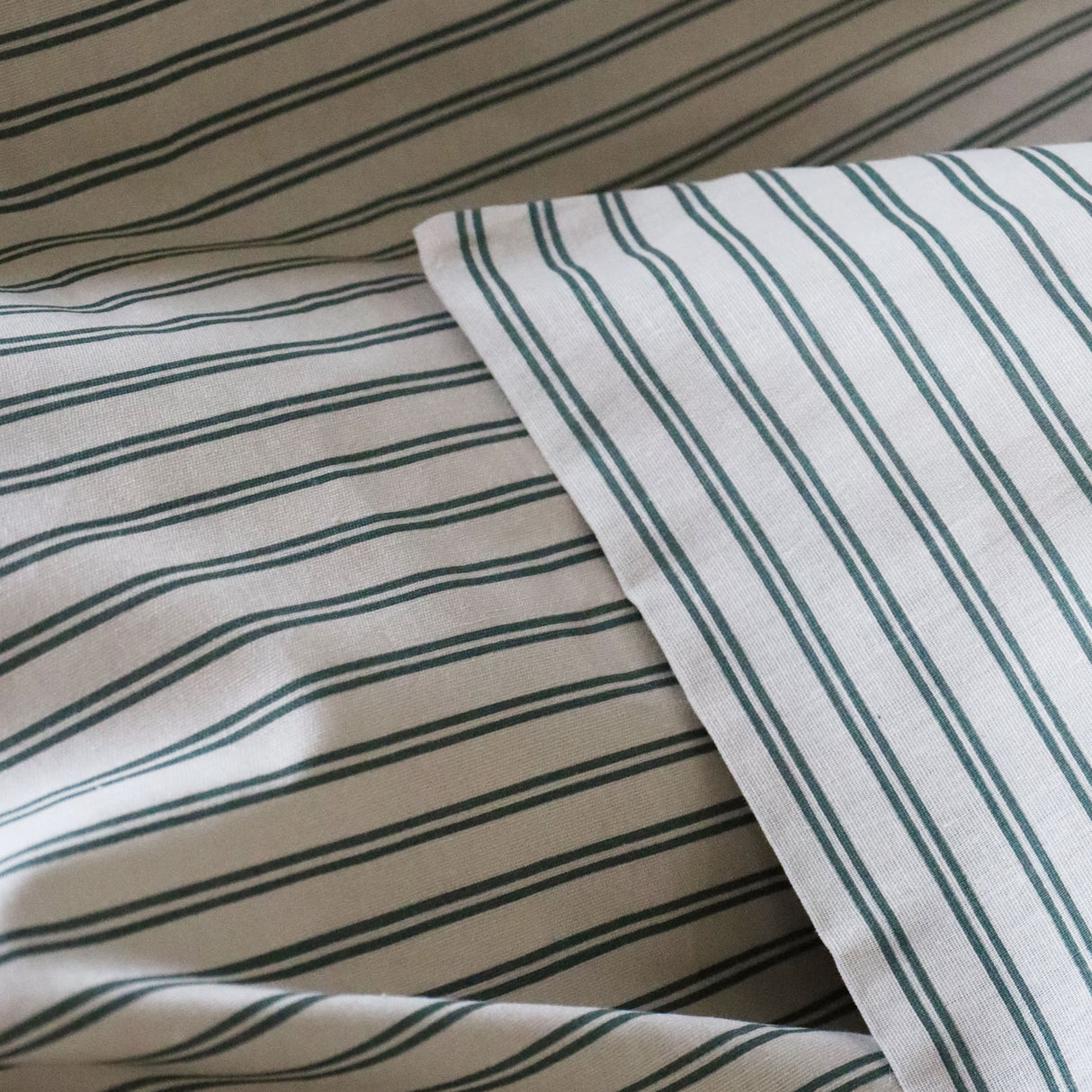 By Mats - Junior sengetøj - 100% Blødt bomuld - 100x140 cm - Green Double Stripe