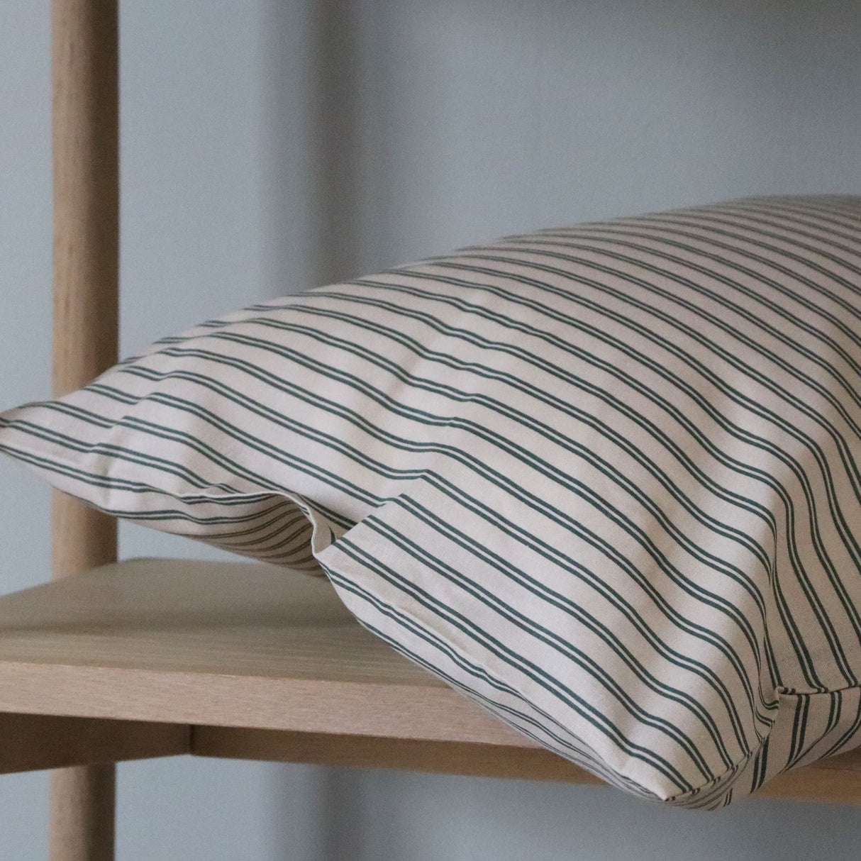 By Mats - Baby sengetøj - 100% Blødt bomuld - 70x100 cm - Green Double Stripe