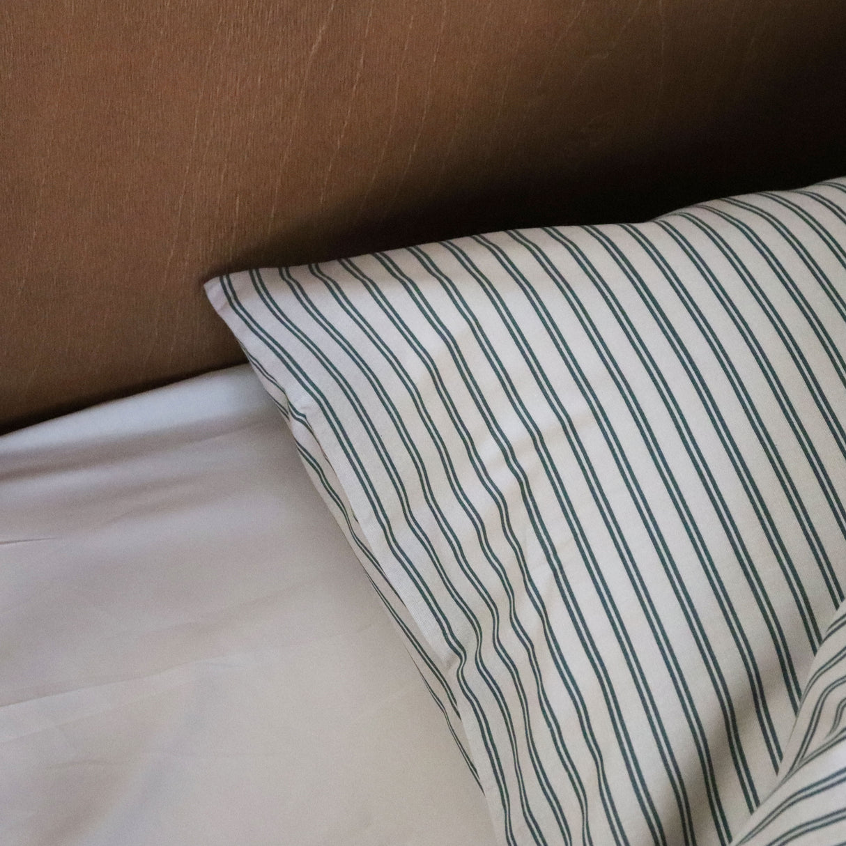 By Mats - Baby sengetøj - 100% Blødt bomuld - 70x100 cm - Green Double Stripe