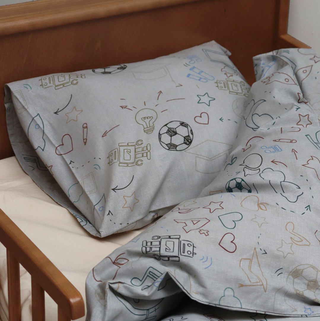 By Mats - Baby sengetøj - 100% Blødt bomuld - Grå med motiver