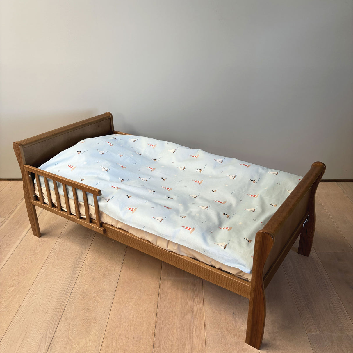 By Mats - Junior sengetøj - 100% Blødt bomuld - 100x140 cm - Sailor Puffin