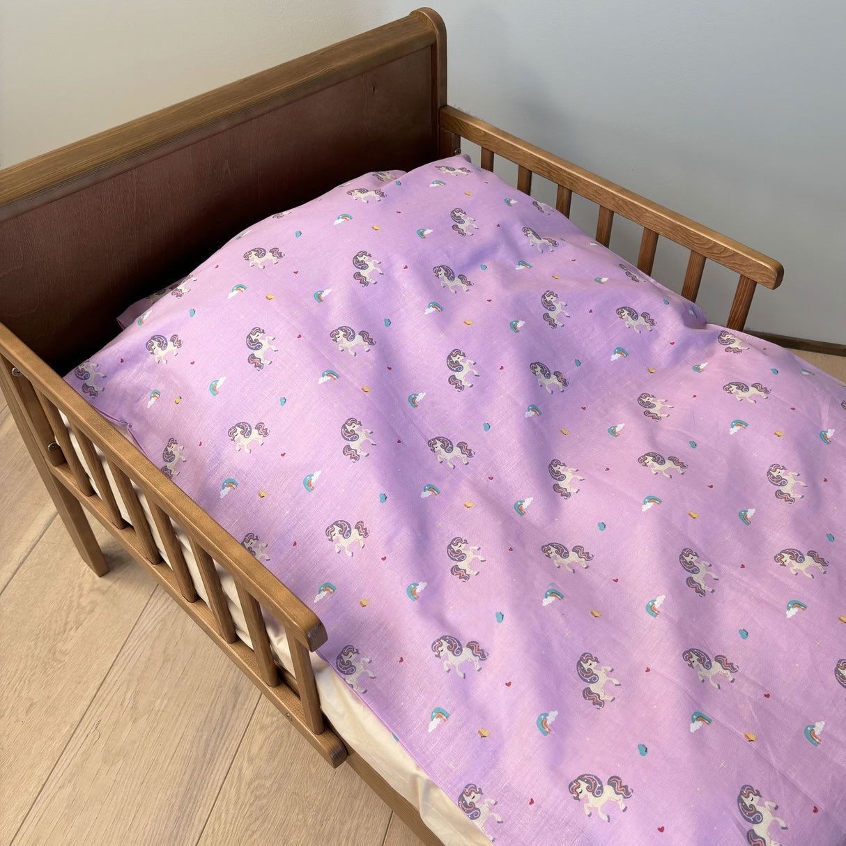 By Mats - Baby sengetøj - 100% Blødt bomuld - 70x100 cm - Sparkly Unicorn