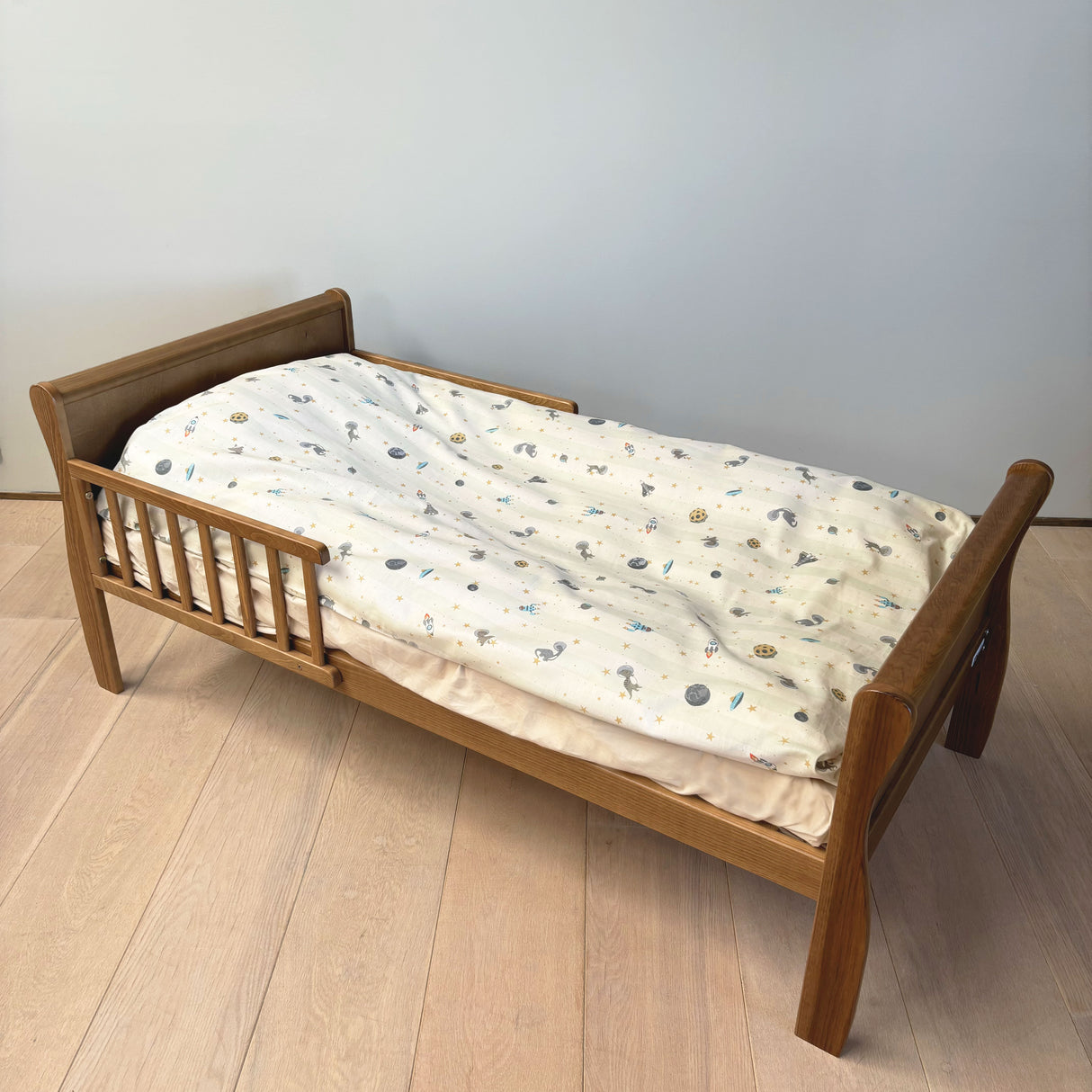 By Mats - Junior sengetøj - 100% Blødt bomuld - 100x140 cm - Dino Space