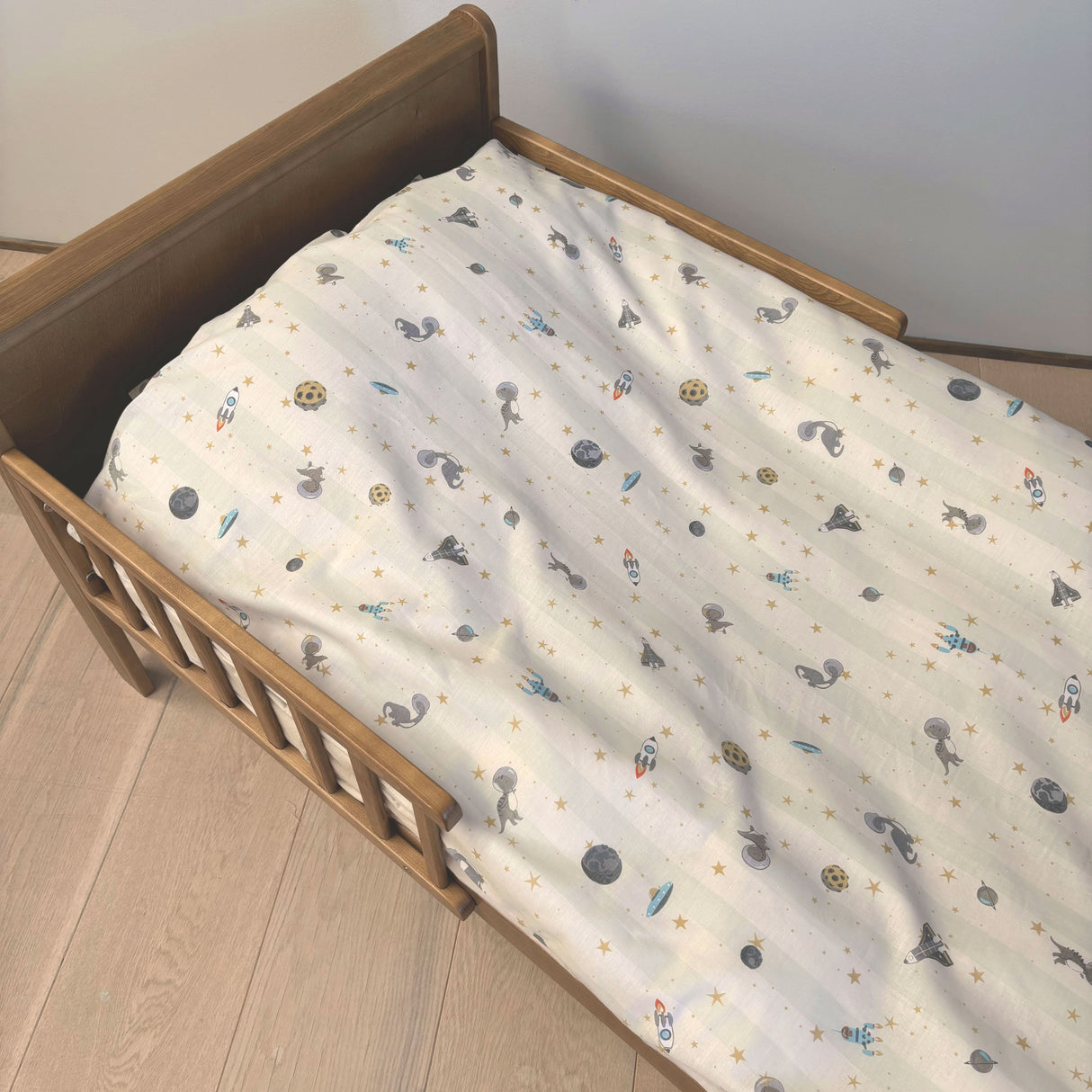 By Mats - Junior sengetøj - 100% Blødt bomuld - 100x140 cm - Dino Space