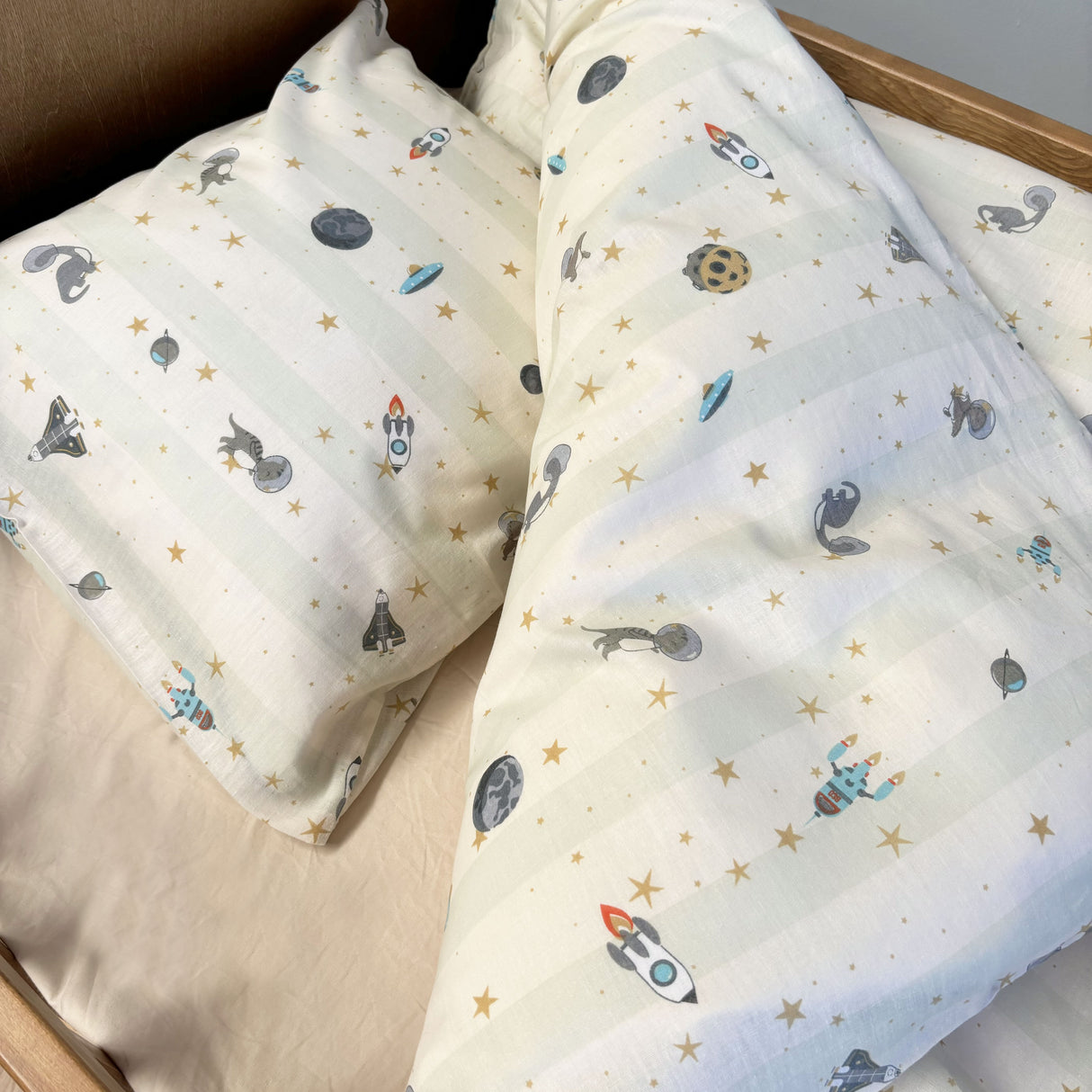 By Mats - Junior sengetøj - 100% Blødt bomuld - 100x140 cm - Dino Space