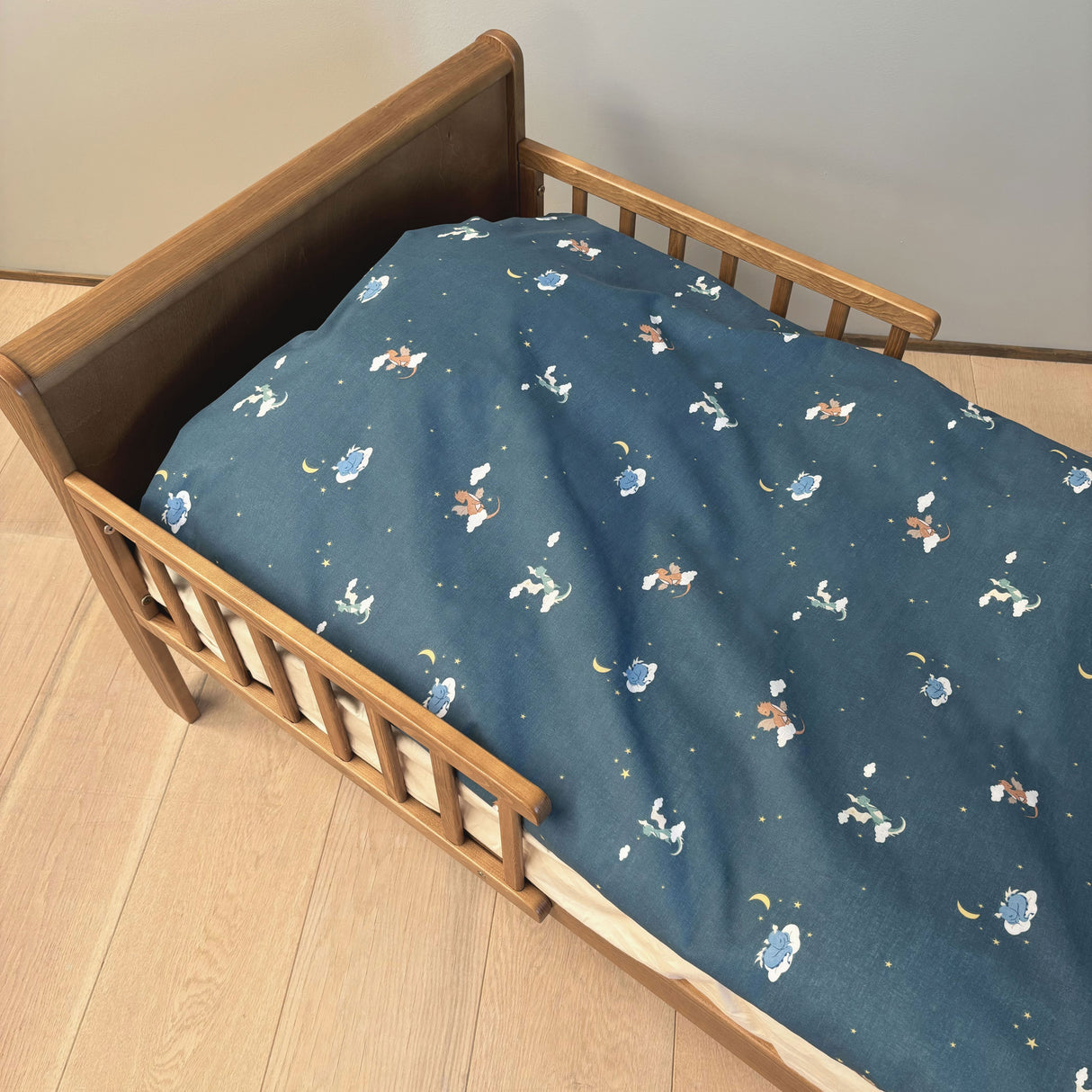 By Mats - Junior sengetøj - 100% Blødt bomuld - 100x140 cm - Dragon Sky