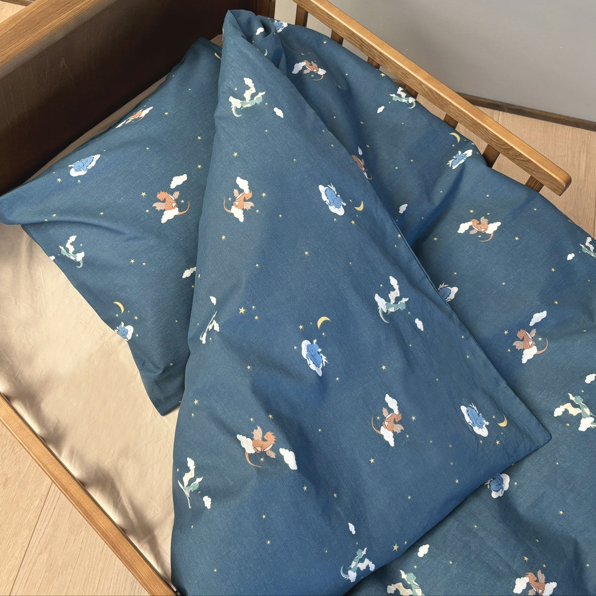 By Mats - Junior sengetøj - 100% Blødt bomuld - 100x140 cm - Dragon Sky