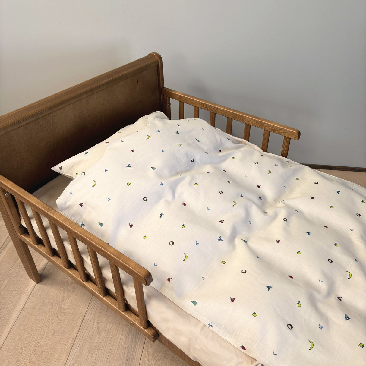 By Mats - Junior sengetøj - 100% Blødt bomuld - 100x140 cm - Fruits