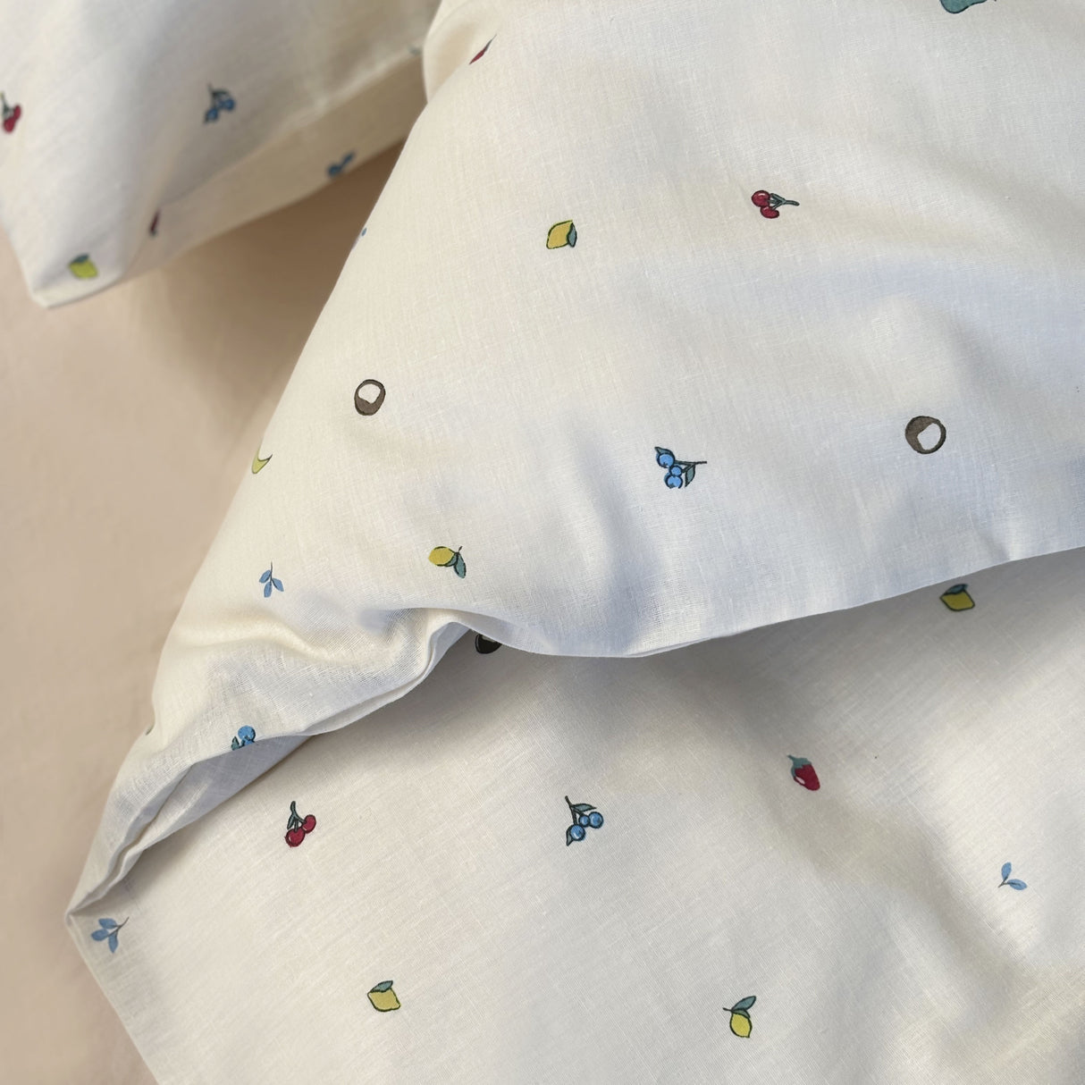 By Mats - Junior sengetøj - 100% Blødt bomuld - 100x140 cm - Fruits