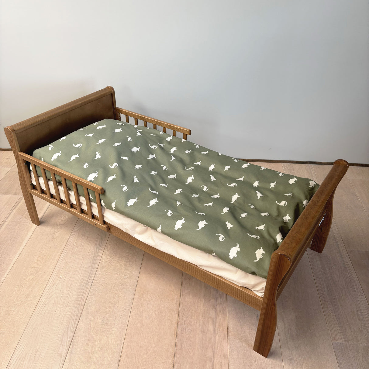 By Mats - Junior sengetøj - 100% Blødt bomuld - 100x140 cm - Dino World