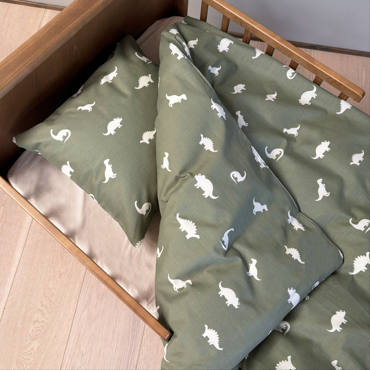 By Mats - Junior sengetøj - 100% Blødt bomuld - 100x140 cm - Dino World
