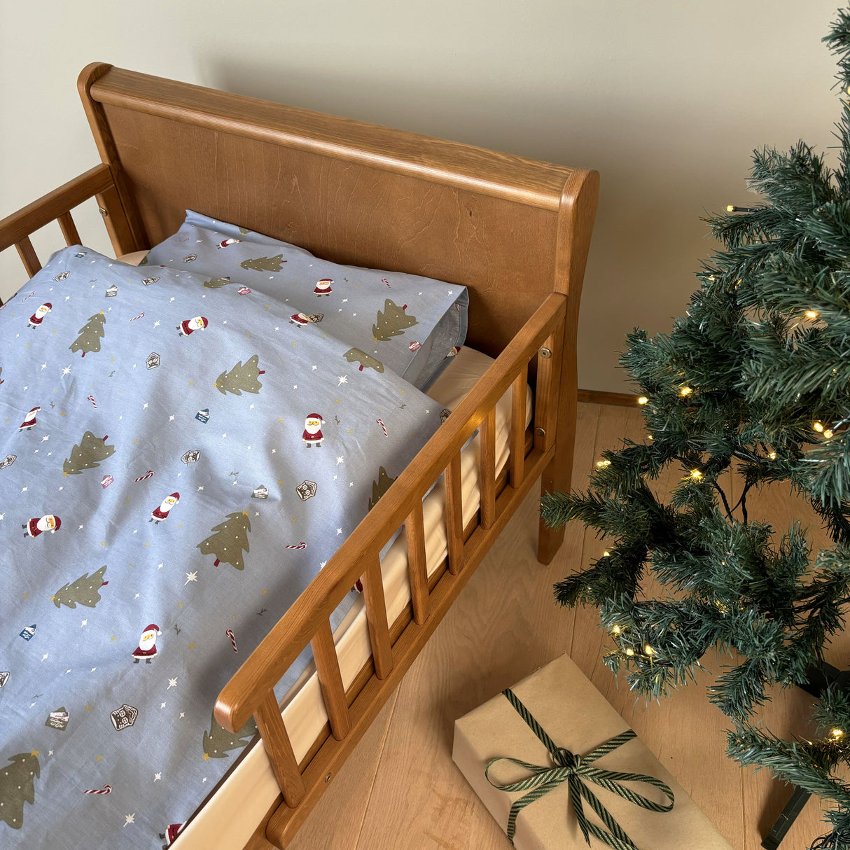 By Mats - Baby sengetøj - 100% Blødt bomuld - 70x100 cm - Dear Santa