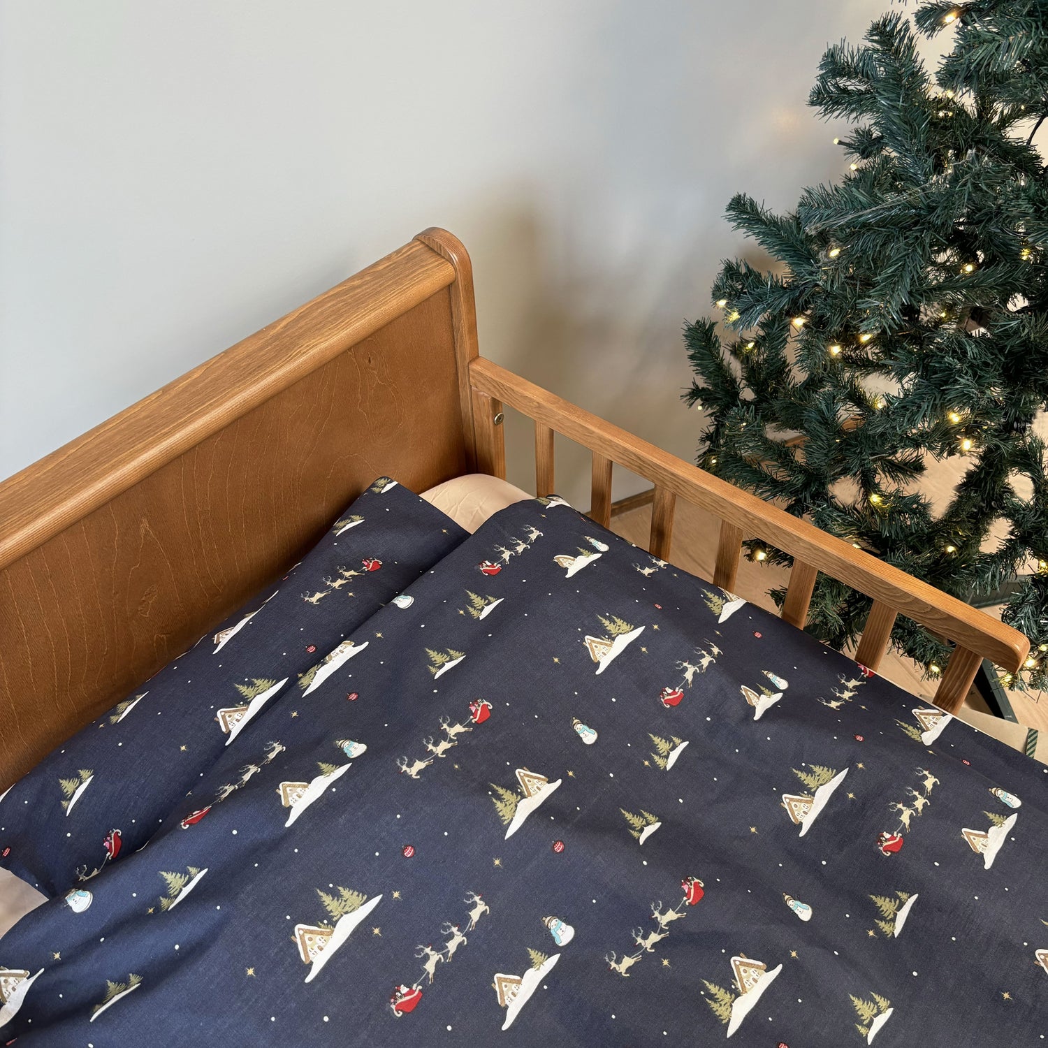 By Mats - Junior sengetøj - 100% Blødt bomuld - 100x140 cm - Santa Is Coming